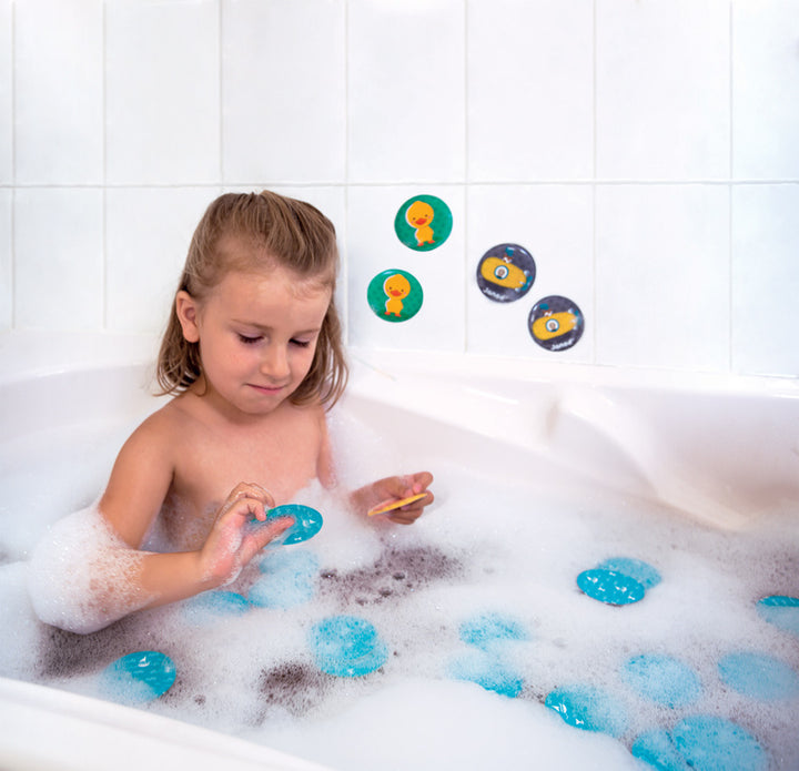 Child playing with Bath flaoting Memory Game - Janod