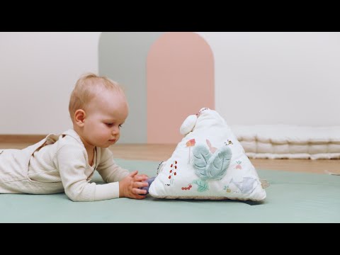 Short lifestyle video demonstrating Karoo Pyramid toy