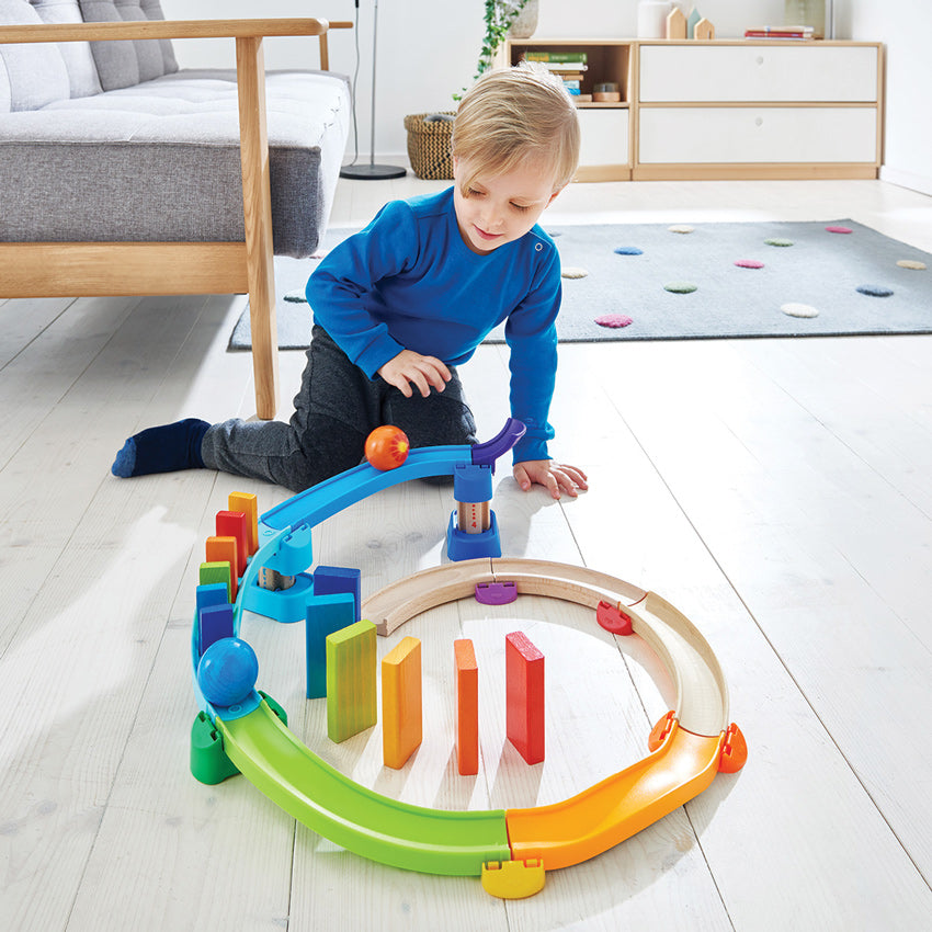 Piste de boule de dominos en spirale