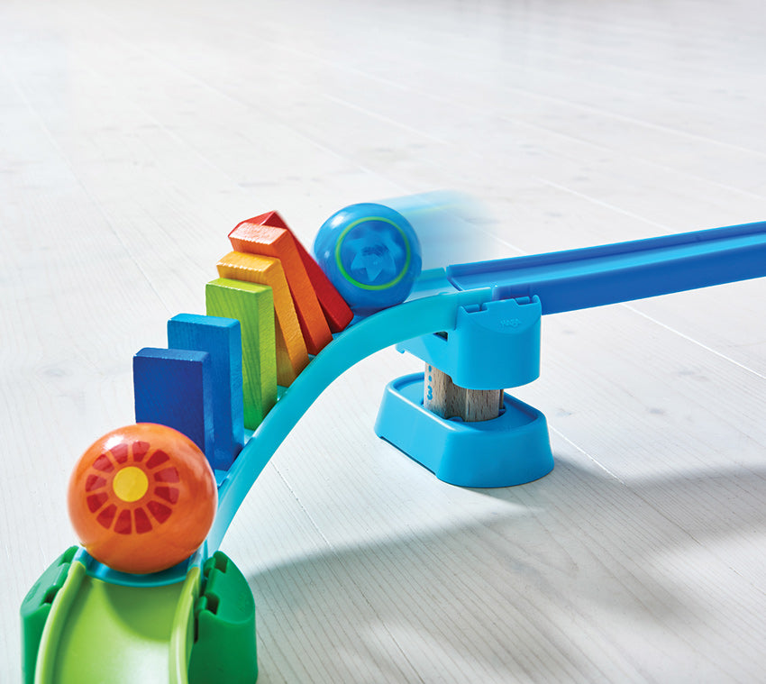 Piste de boule de dominos en spirale