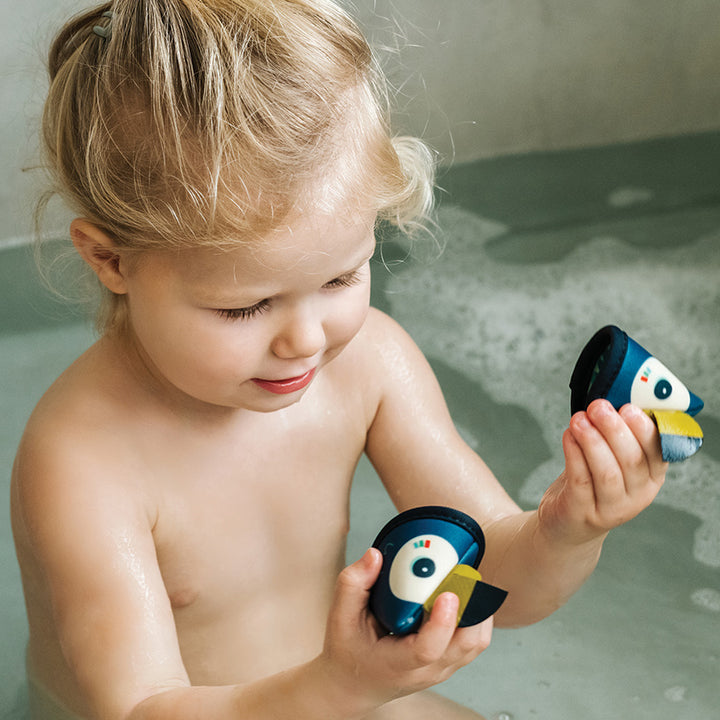 Child playing with Fabric Toucan Bath Memory Game - Lilliputiens